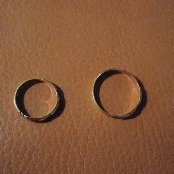 New yellow tone wedding band - Picture 3 of 8